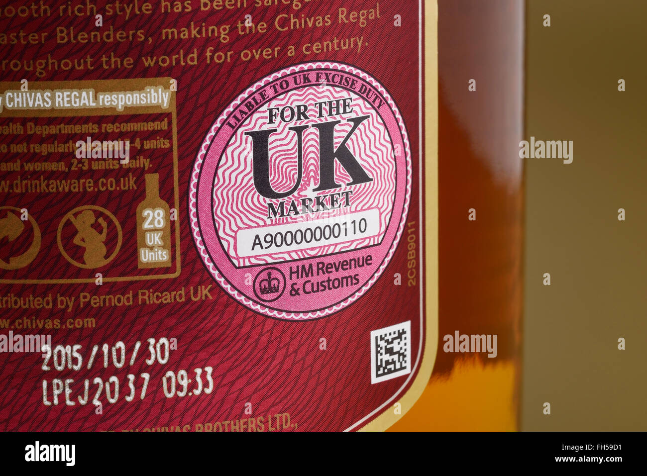 Chiusura del Regno Unito HM entrate doganali e accise guarnizione su una bottiglia di whisky Foto Stock