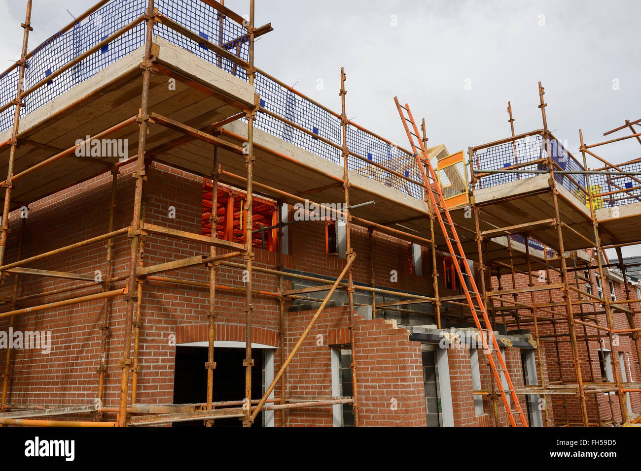 Ponteggio su un parzialmente completata la nuova build house su un Regno Unito sito di costruzione Foto Stock