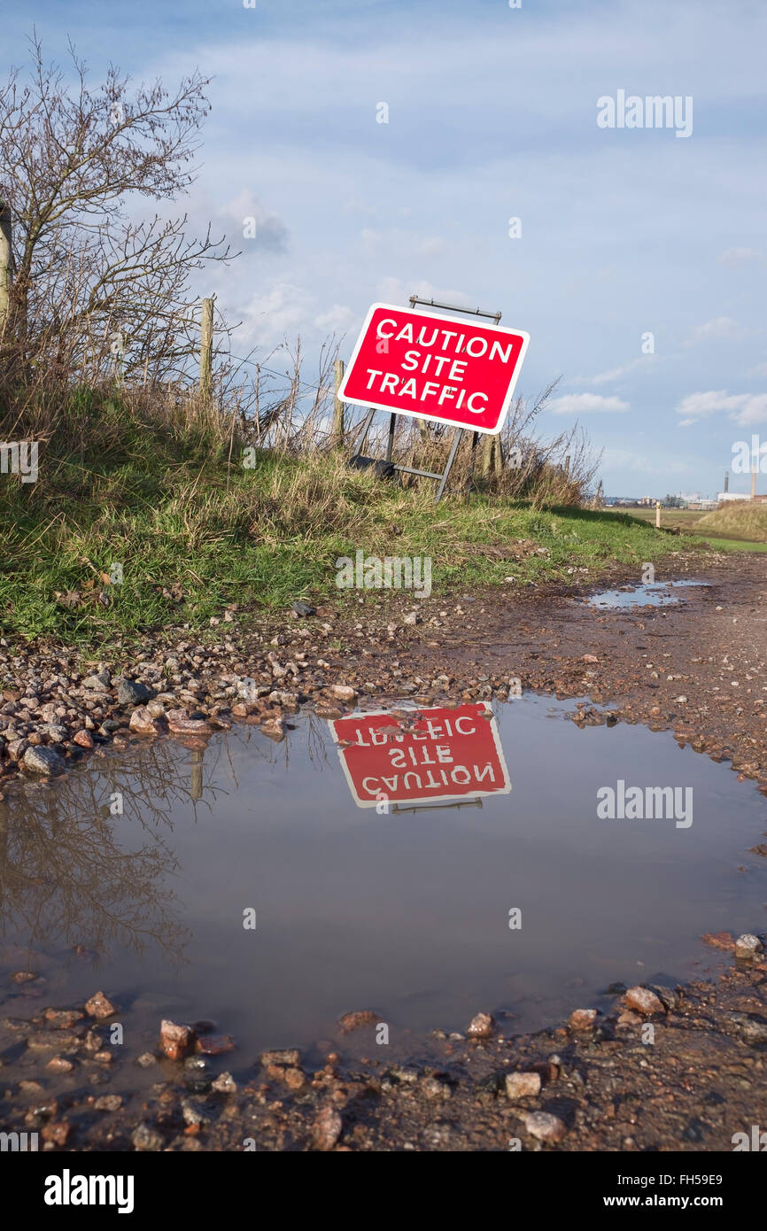 Attenzione il traffico del sito segnale di avvertimento in prossimità di un Regno Unito sito in costruzione Foto Stock