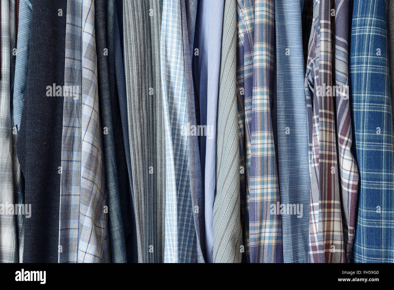 Blu camicie modellato in un armadio Foto Stock