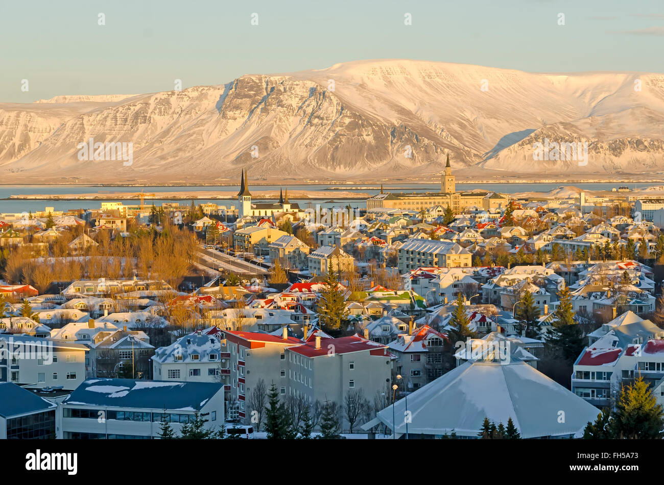 Reykjavic Islanda sopra guardando verso il basso dello skyline della città panoramica in inverno con neve e lo sfondo di montagna. Foto Stock