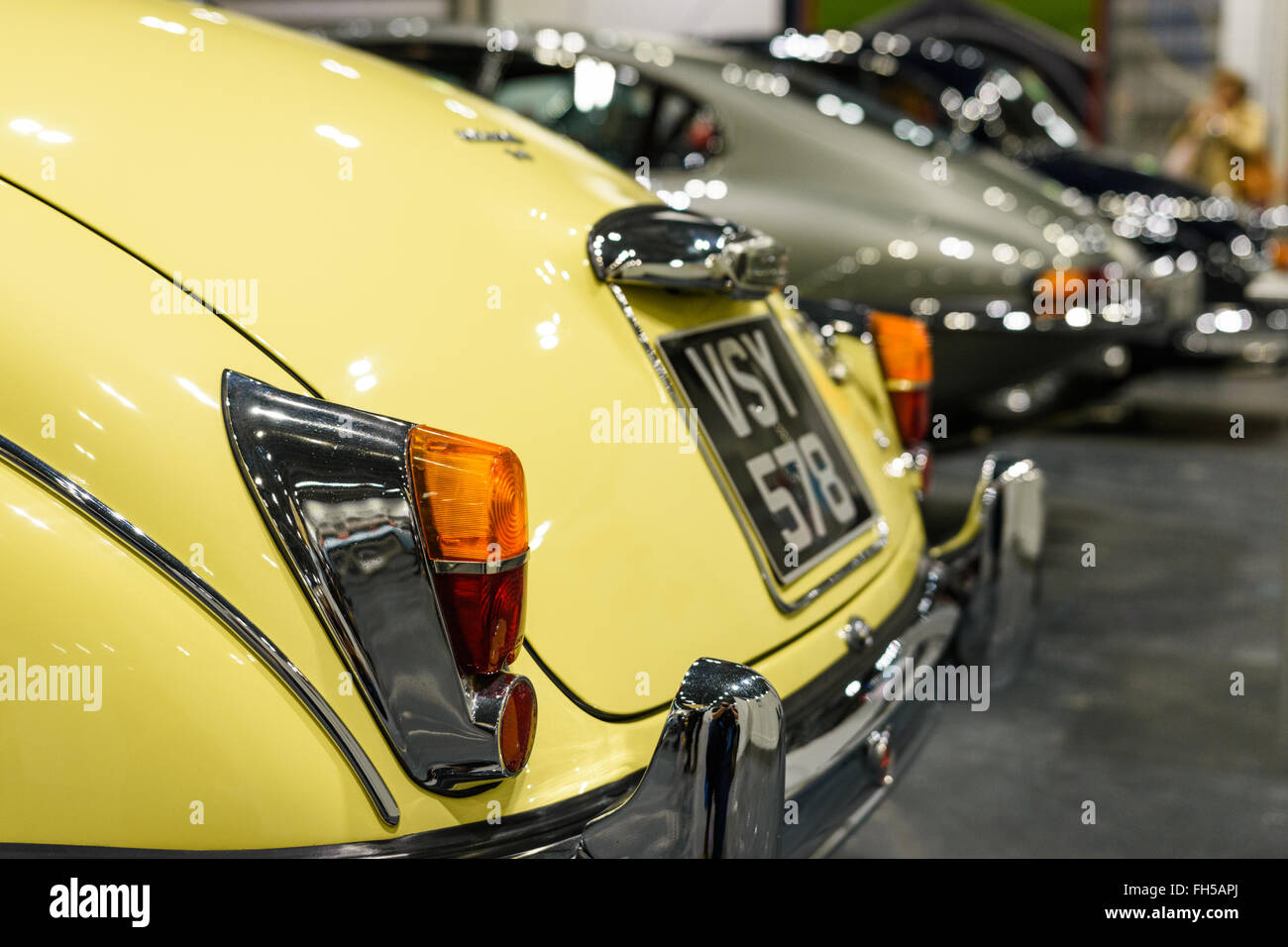 Retro di un giallo Jaguar 3.8 MK II sul display a 2016 London Classic Car Show Foto Stock