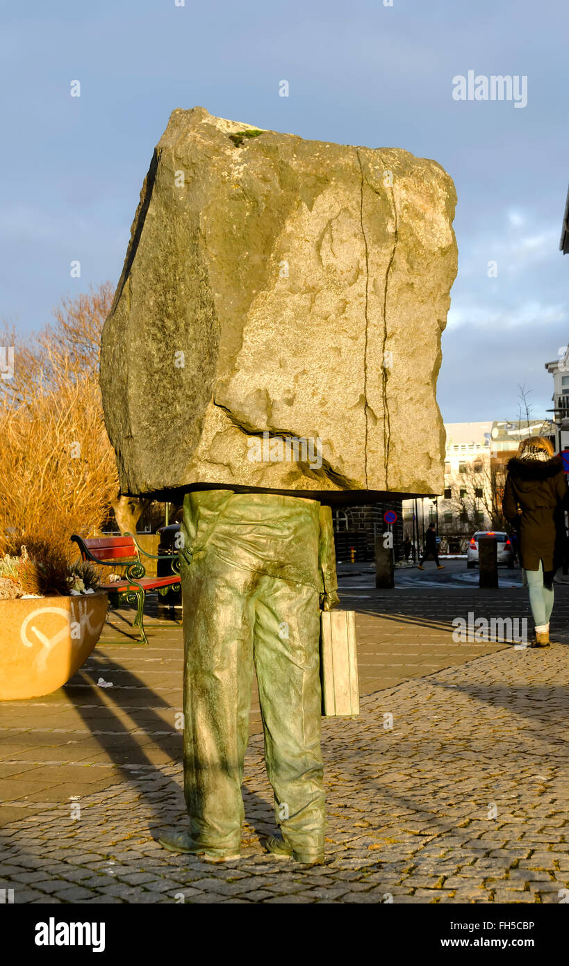 La scultura "burocrate sconosciuto' scultura mostra uomo in tuta valigetta di contenimento con testa e spalle Reykjavik Islanda Foto Stock