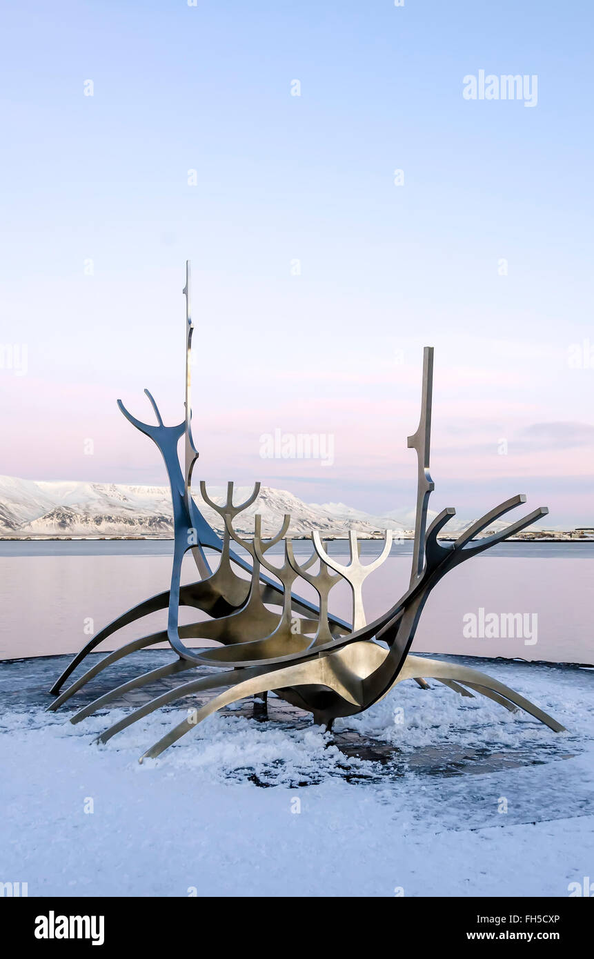 Sun Voyager o Solfar scultura in acciaio che assomiglia a una nave vichinga è in realtà un dreamboat e ode al sole, Reykjavik, Islanda. Foto Stock