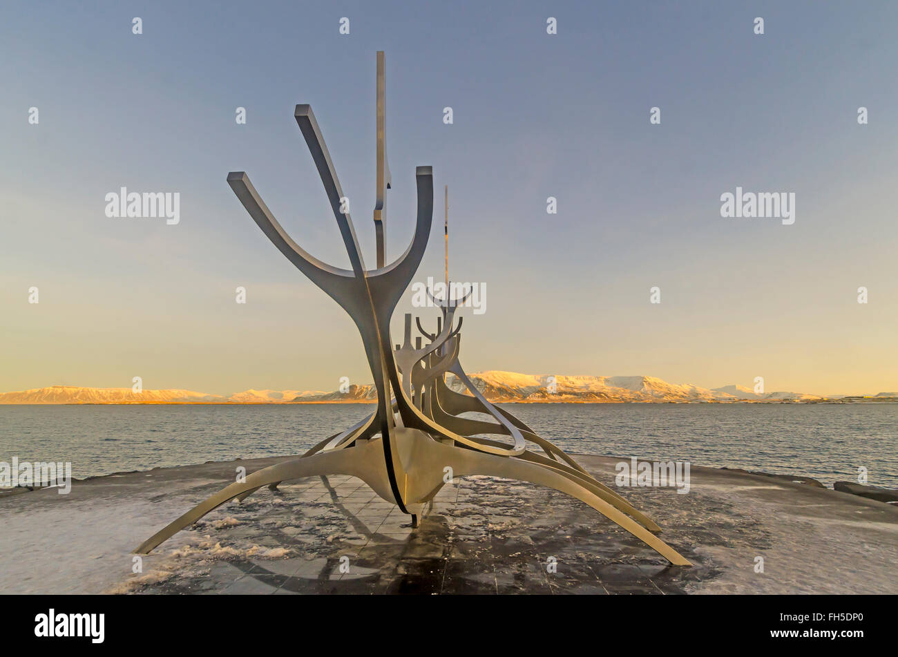 Sun Voyager o Solfar scultura in acciaio che assomiglia a una nave vichinga è in realtà un inverno dreamboat Reykjavik Islanda. Foto Stock