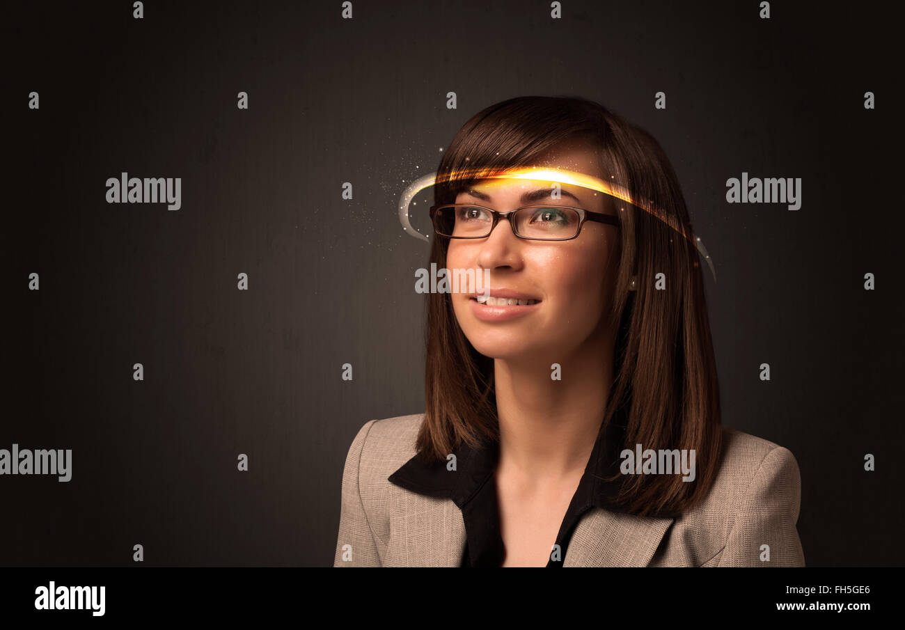 Bella Donna che guarda con il futuristico high tech bicchieri Foto Stock
