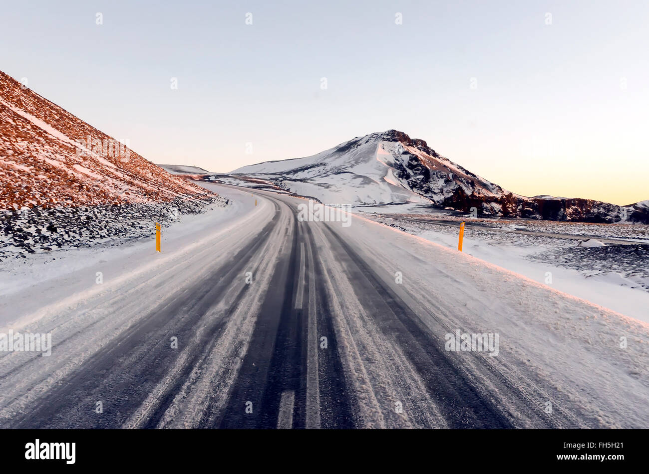 Gelido inverno road con marcatori di neve sul bordo della strada, Penisola Reykjannes Islanda Foto Stock