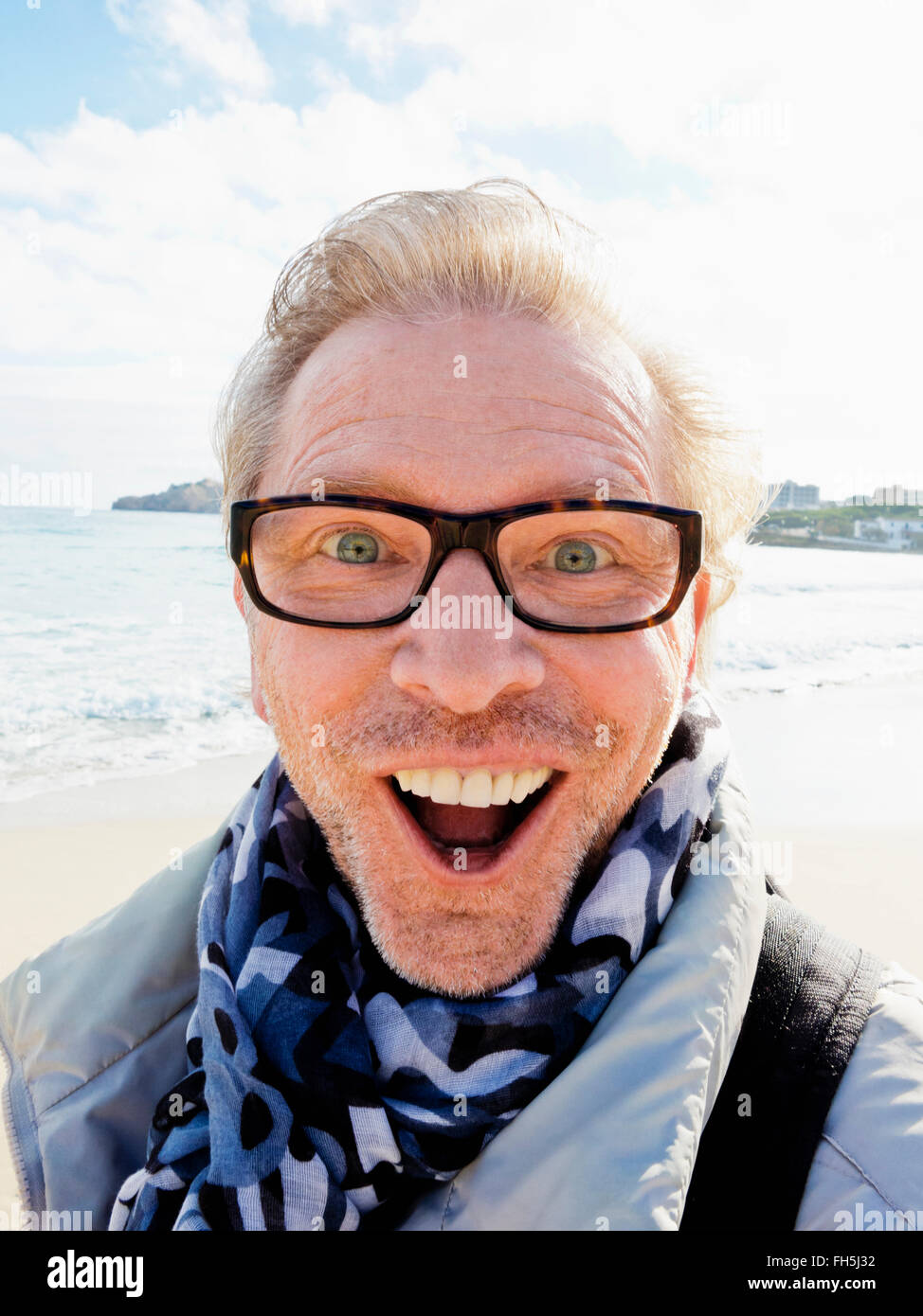 Ritratto di uomo anziano all'aperto facendo una faccia, Spagna Foto Stock