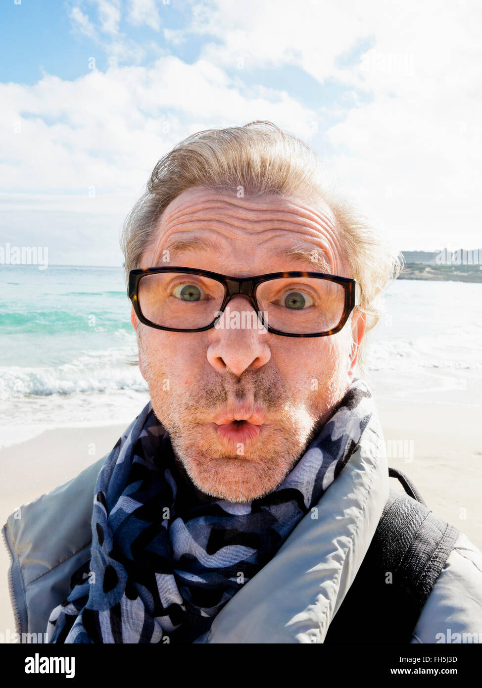 Ritratto di uomo anziano all'aperto facendo una faccia, Spagna Foto Stock
