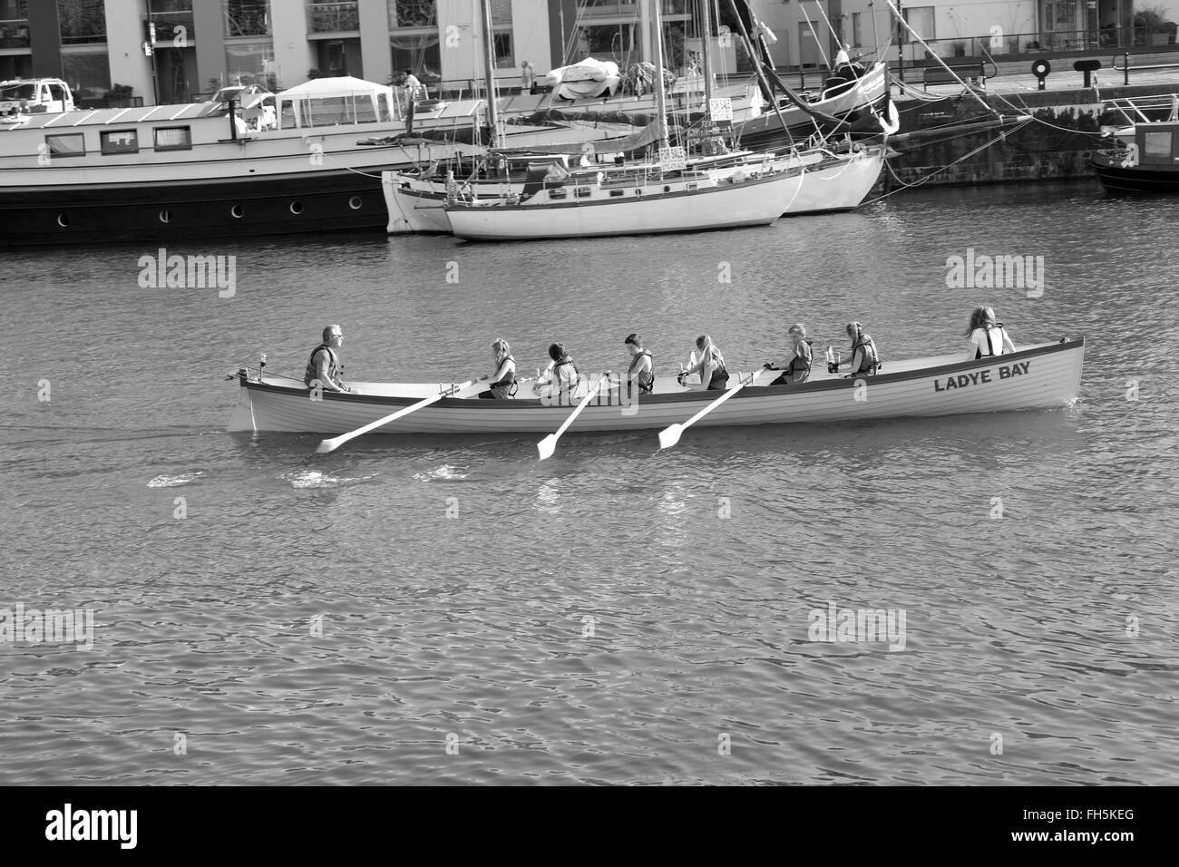 Il giovane equipaggio canottaggio nel porto di Bristol. Foto Stock