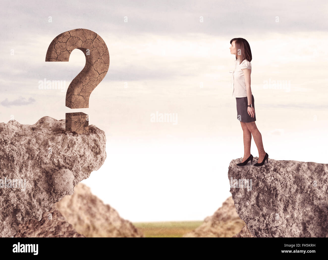 Imprenditrice sulla montagna di roccia con un punto interrogativo Foto Stock