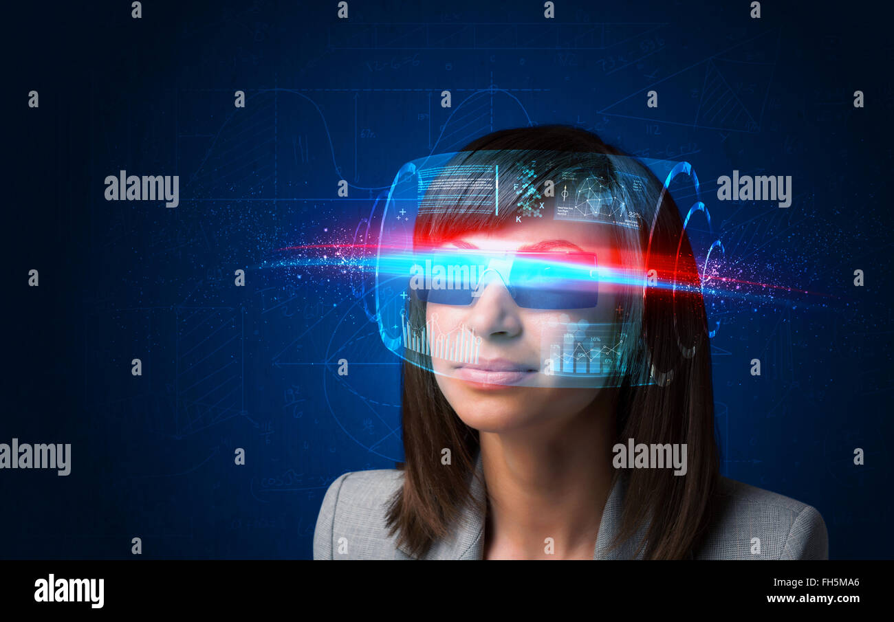 Futuro donna con high tech smart bicchieri Foto Stock