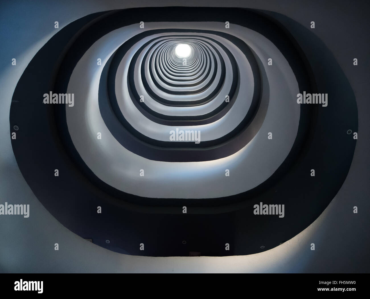 Ascensore albero dentro il grattacielo Foto Stock