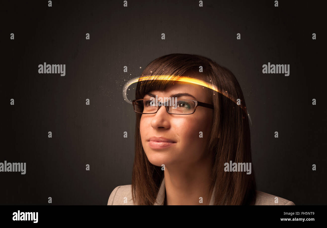 Bella Donna che guarda con il futuristico high tech bicchieri Foto Stock