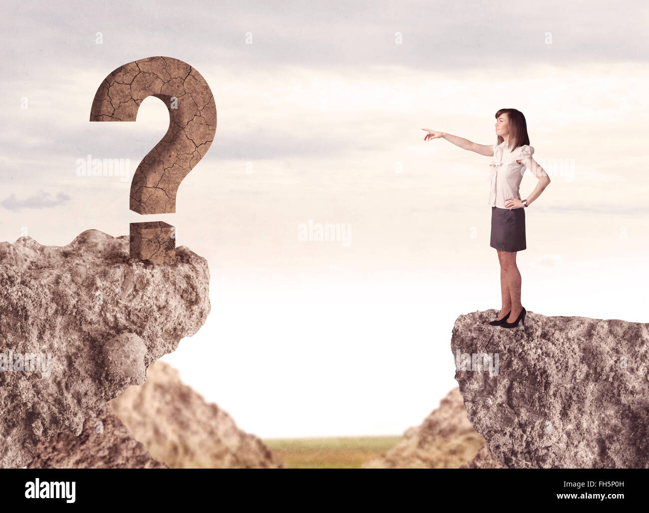 Imprenditrice sulla montagna di roccia con un punto interrogativo Foto Stock