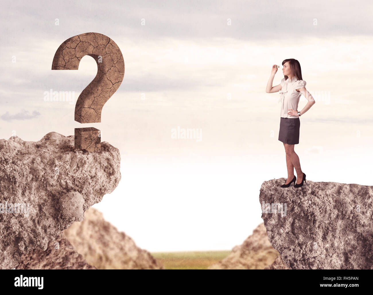 Imprenditrice sulla montagna di roccia con un punto interrogativo Foto Stock