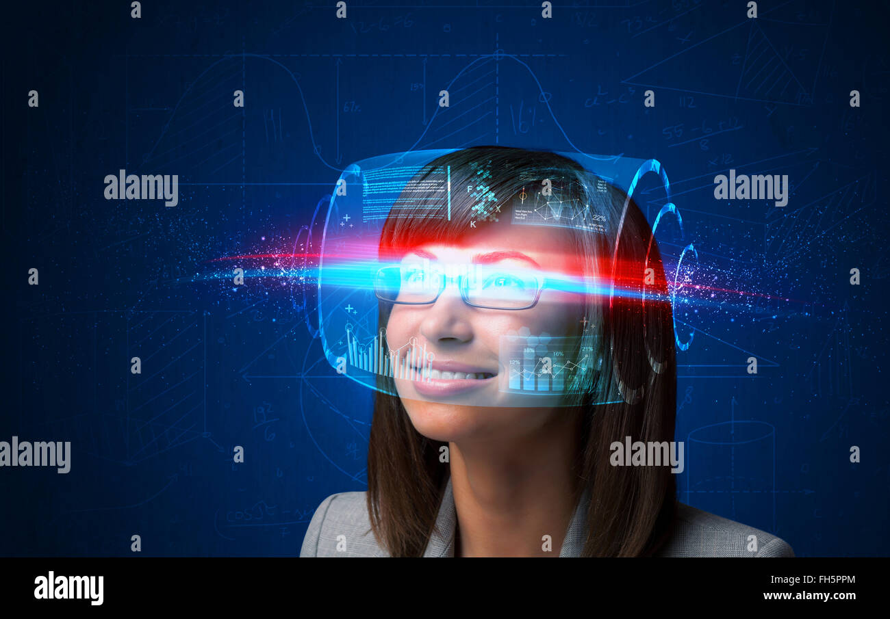 Futuro donna con high tech smart bicchieri Foto Stock