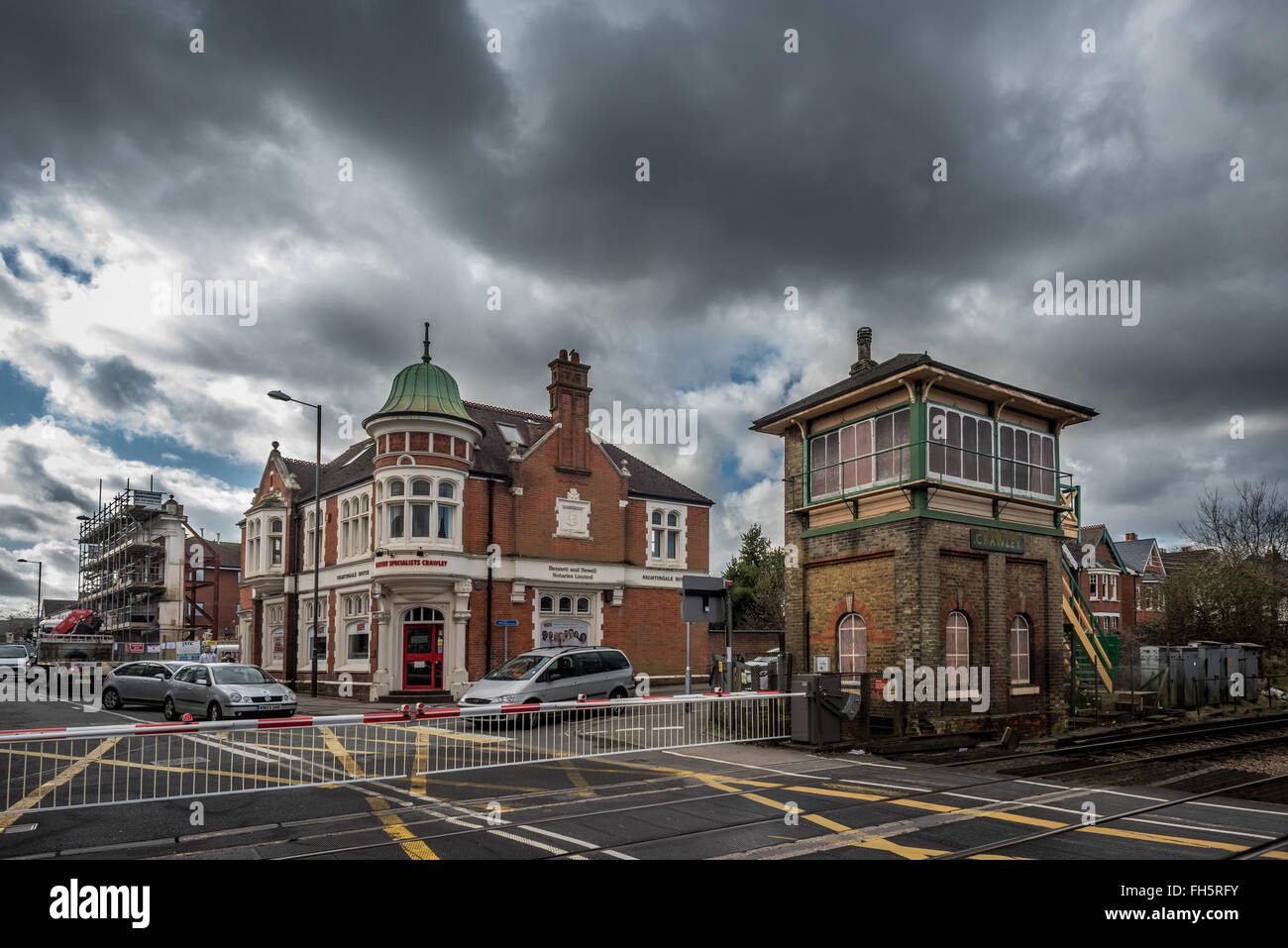 La lunga-defunta segnale ferroviario box in Crawley, West Sussex. Foto Stock