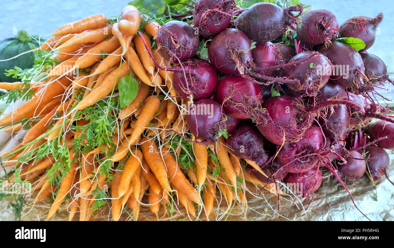 Barbabietole 'Beta vulgaris' e carote 'Vaucus carota' esposti, mercato dei contadini. Foto Stock