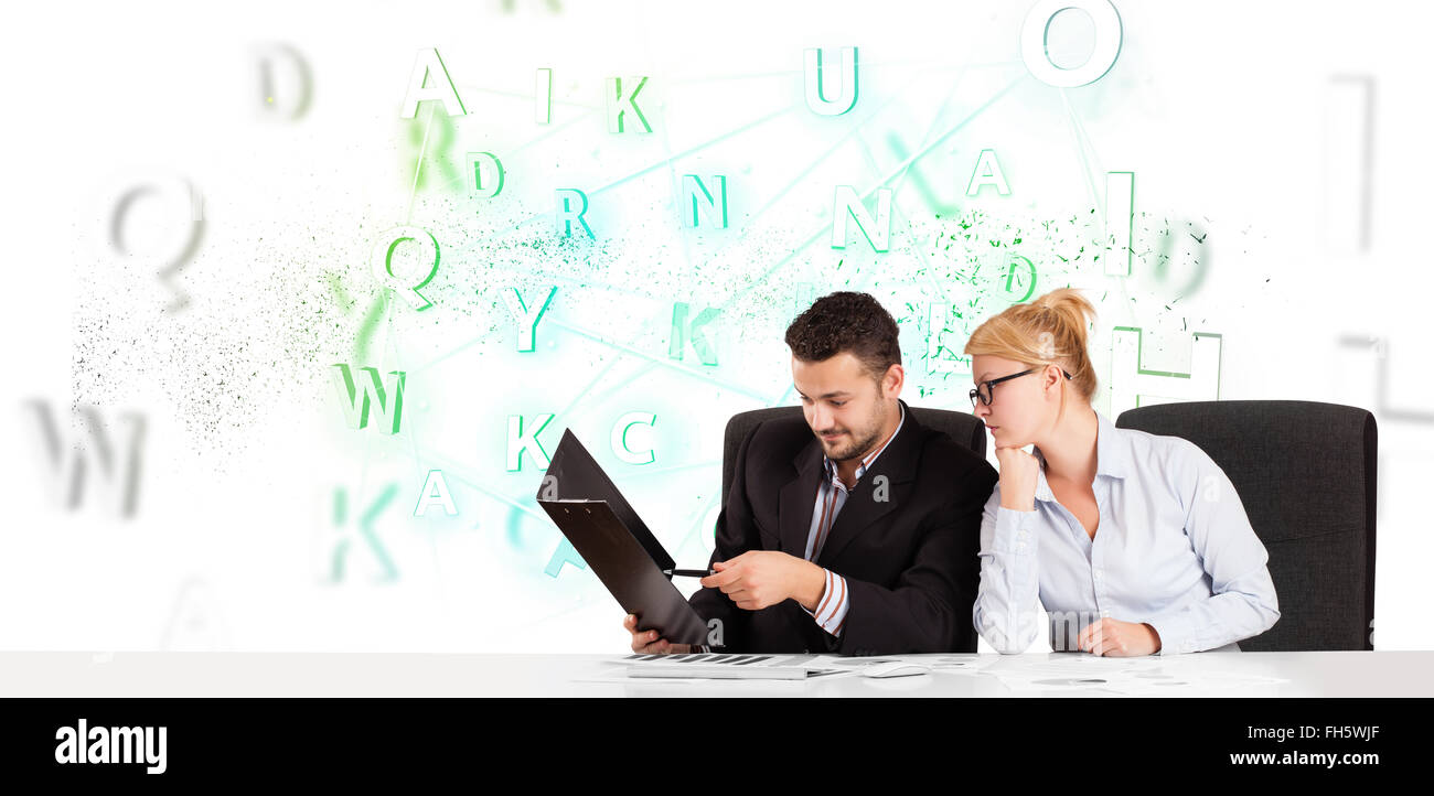 La gente di affari alla scrivania con parola verde cloud Foto Stock