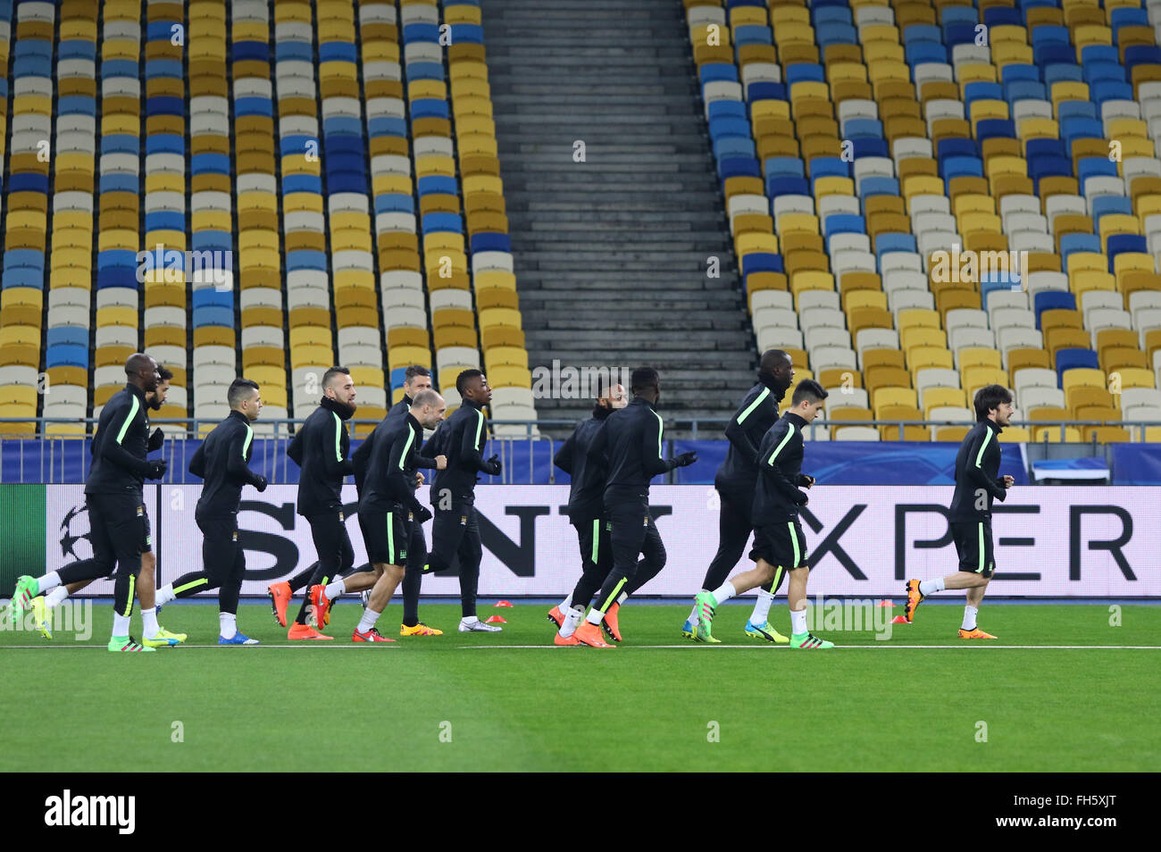 Kiev, Ucraina. 23 Febbraio 2016: FC Manchester City sessione di formazione alla NSC Olimpiyskyi stadium di Kiev. Il Manchester City dovrà affrontare la Dynamo Kyiv nella UEFA Champions League round di 16 partita di calcio il 24 febbraio 2016. Oleksandr Prykhodko/Alamy Live News Foto Stock