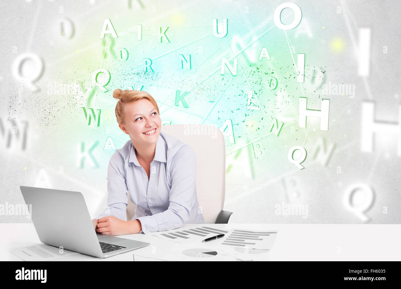 Business donna alla scrivania con parola verde cloud Foto Stock