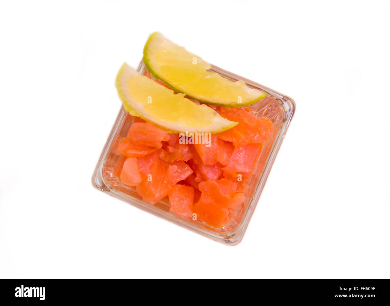 Cubetti di salmone affumicato su sfondo bianco visto da sopra Foto Stock