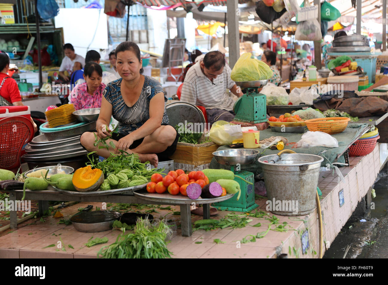 Un momento tranquillo in una delle di Hanoi mercati umido Foto Stock