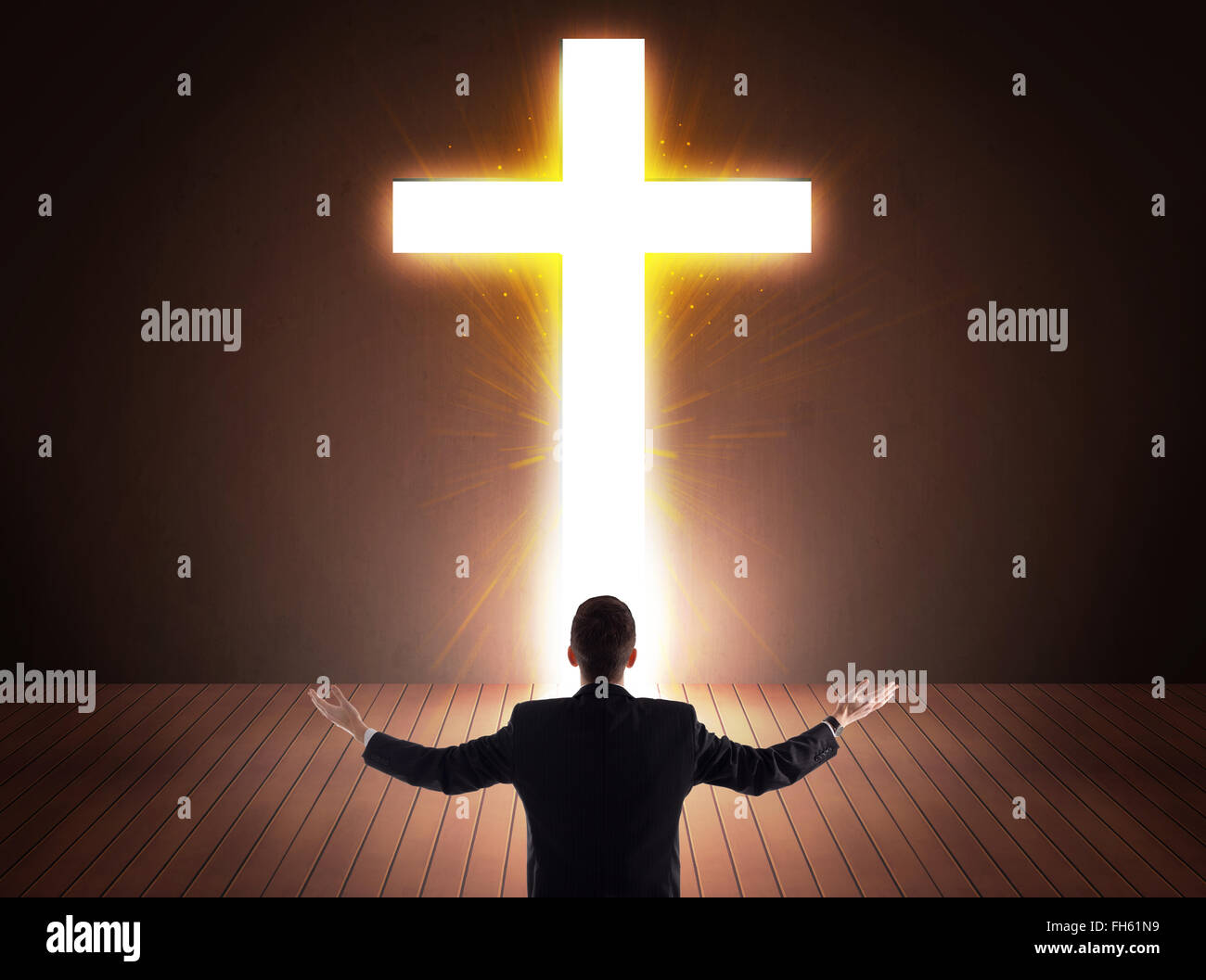 Uomo che guarda un luminoso segno a forma di croce Foto Stock