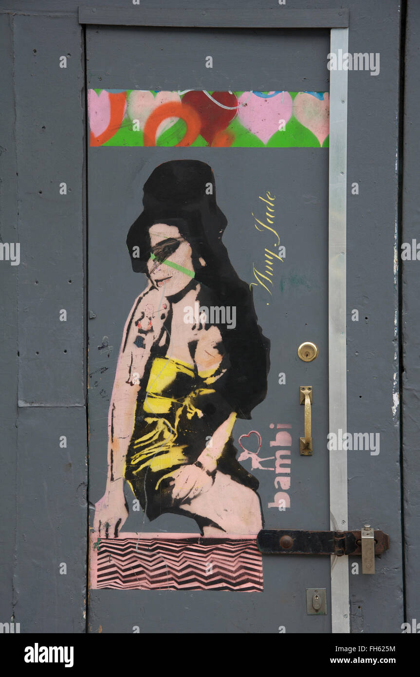 Amy Winehouse, inglese cantautore. Impresse arte dei graffiti su una porta a Camden Town. Dipinto da Bambi. Londra, Inghilterra, Regno Unito. Foto Stock