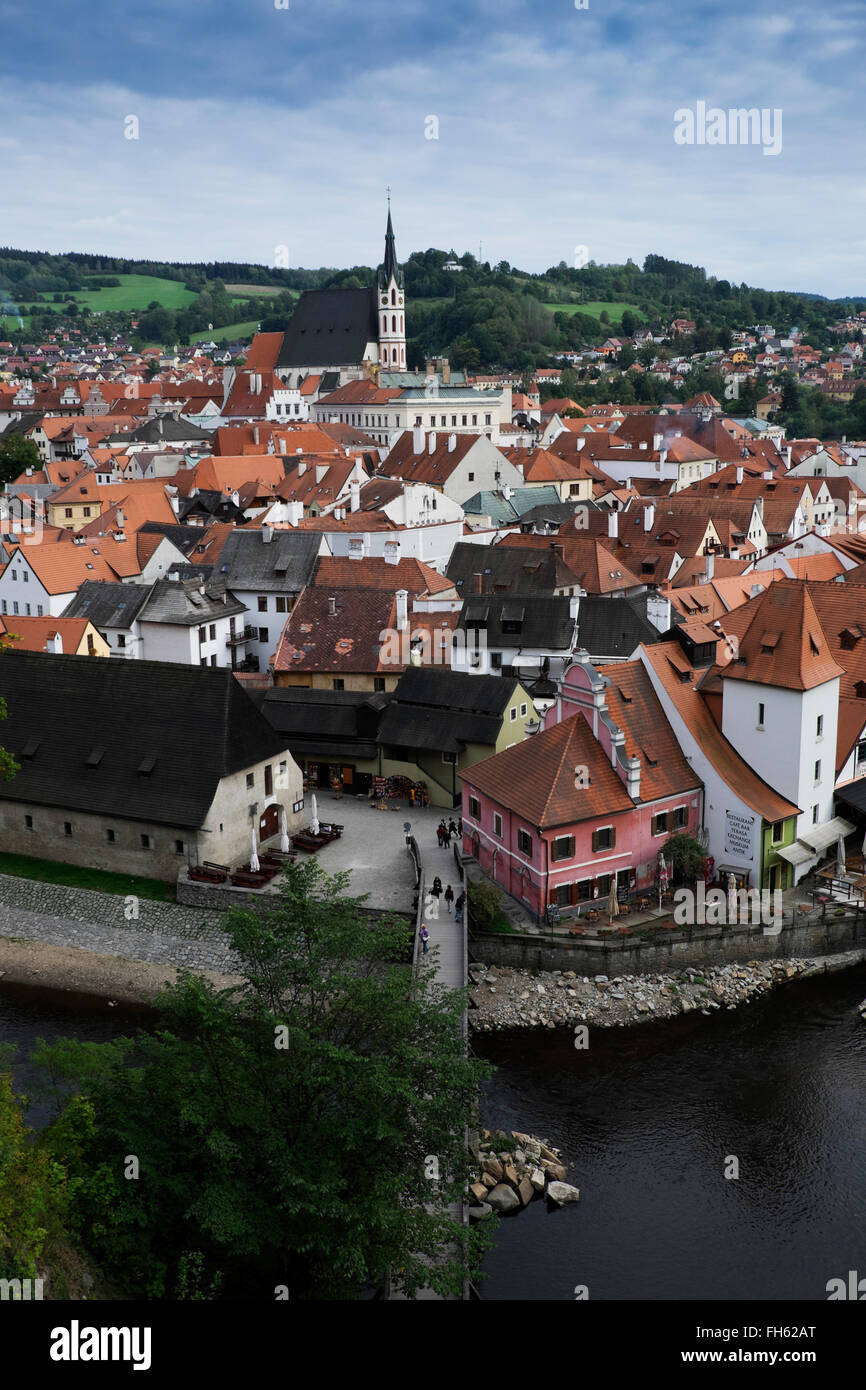 Scenic panoramica di Cesky Krumlov con San Vito chiesa in background, Replublic ceca. Foto Stock