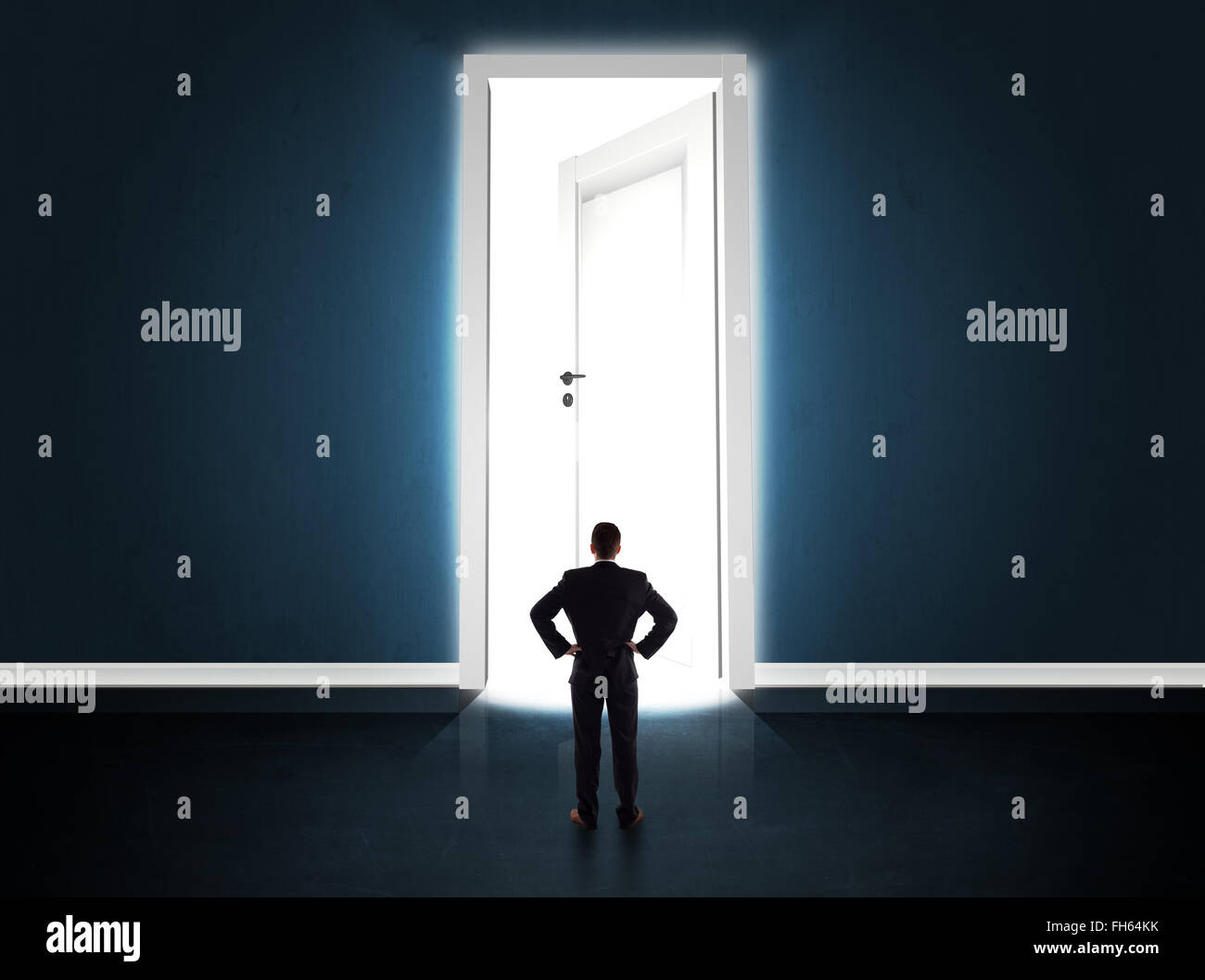 Business man guardando grandi luminose porta aperta Foto Stock