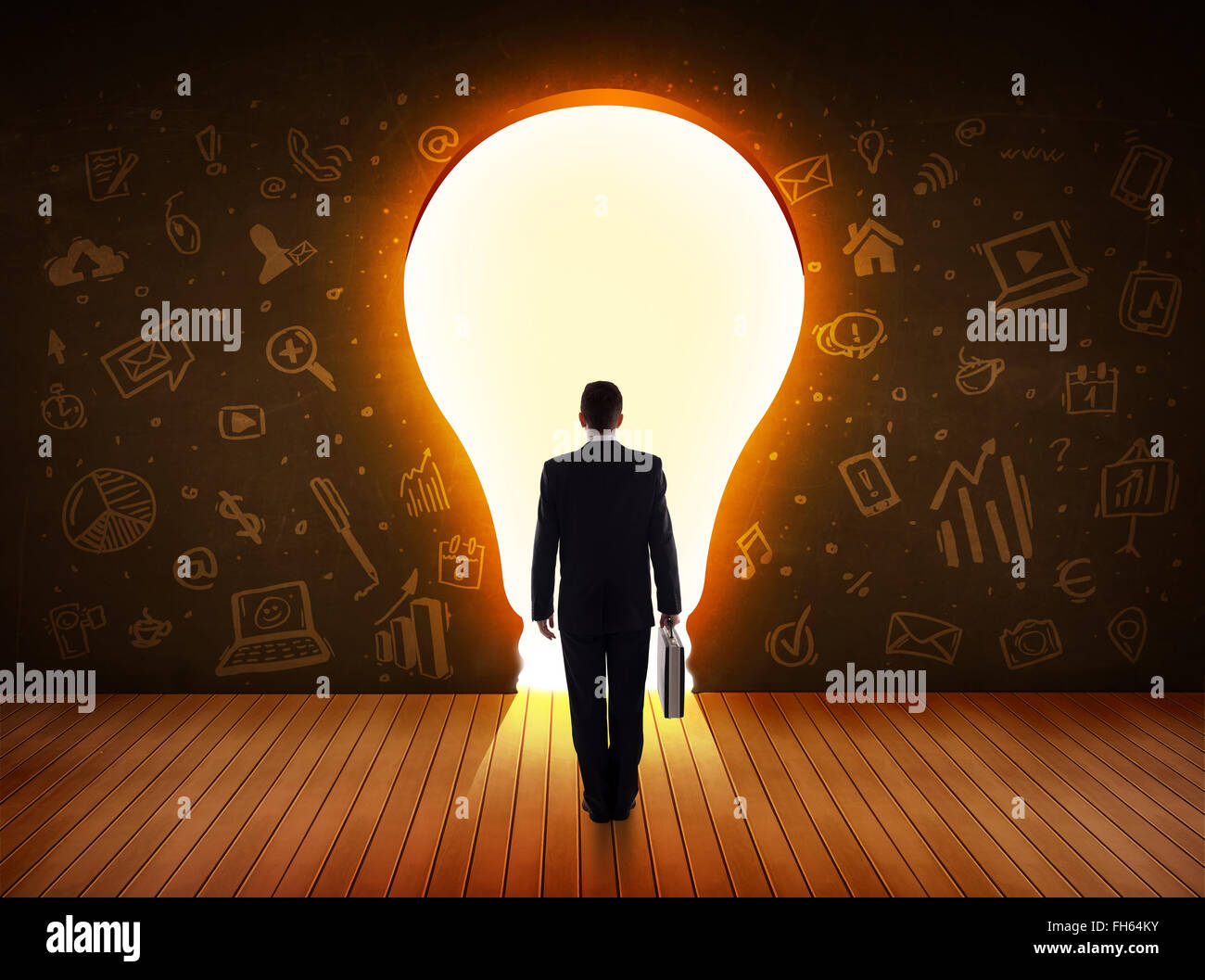 Business man guardando alla luce brillante lampadina nella parete Foto Stock