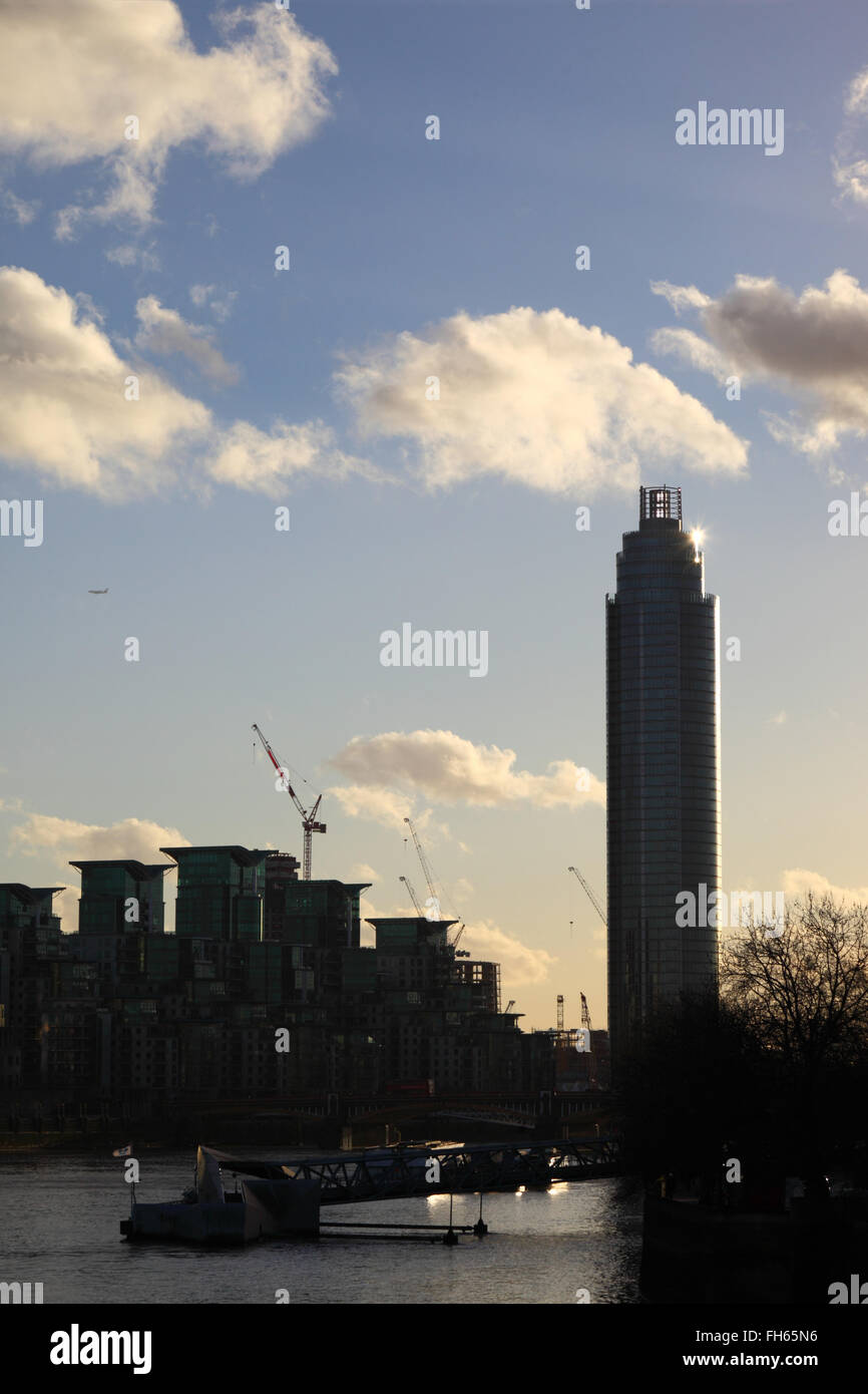 Vauxhall o St George Wharf Tower e siti di costruzione su Albert Embankment accanto al fiume Tamigi, London, England Regno Unito Foto Stock
