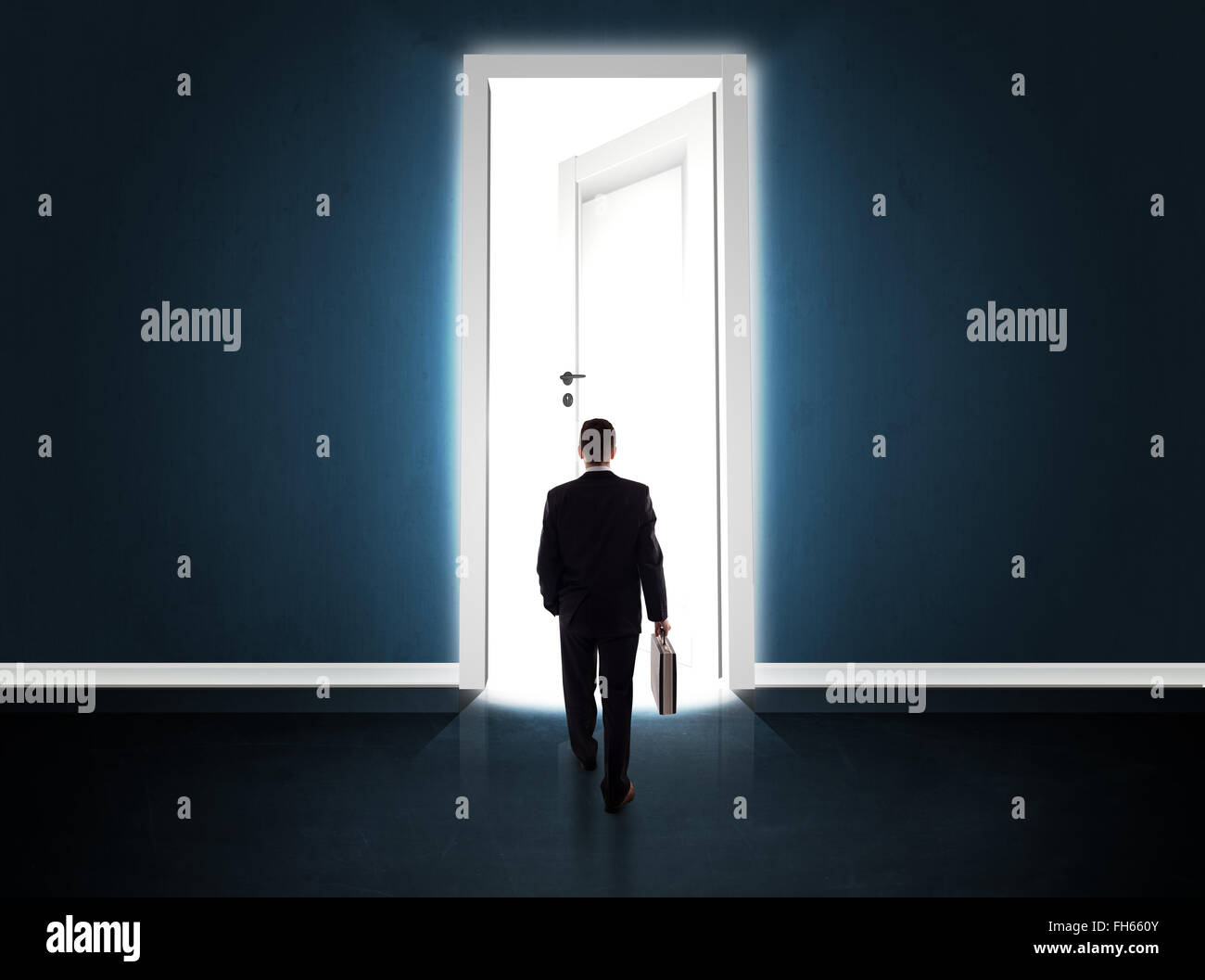 Business man guardando grandi luminose porta aperta Foto Stock