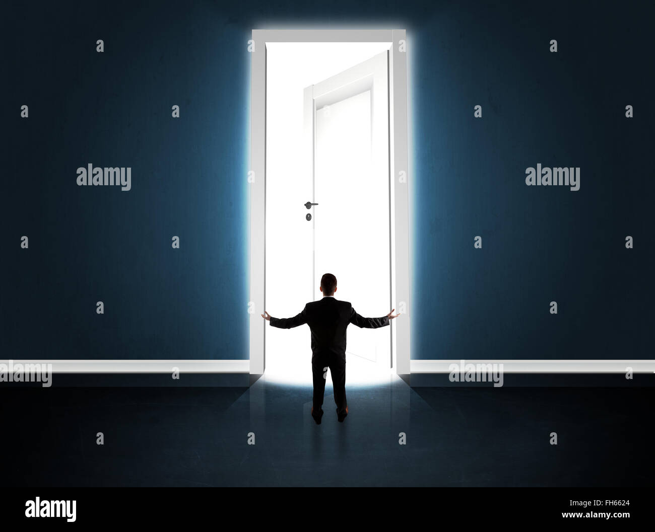 Business man guardando grandi luminose porta aperta Foto Stock