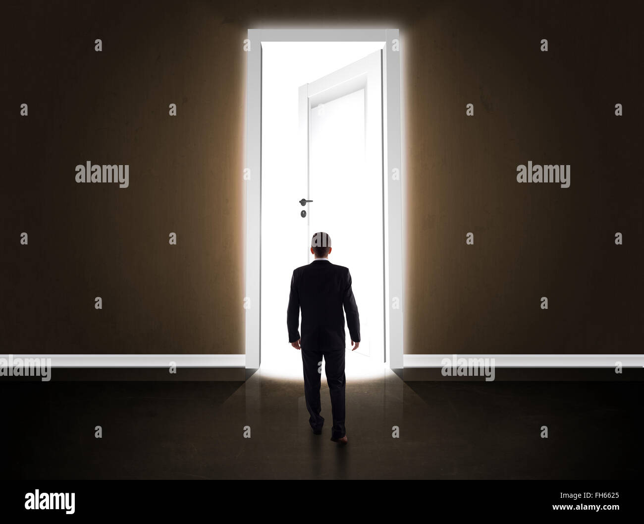 Business man guardando grandi luminose porta aperta Foto Stock