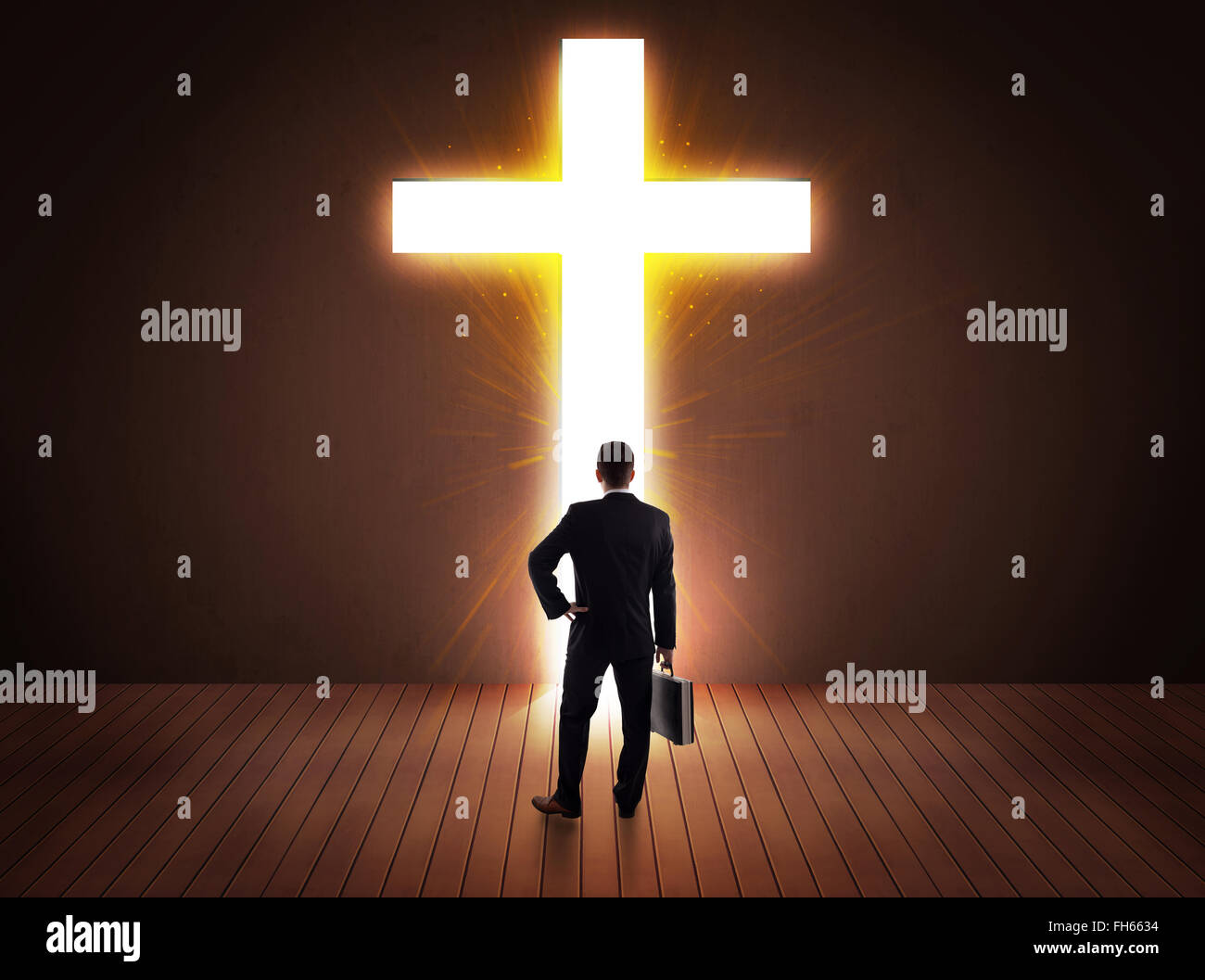 Uomo che guarda un luminoso segno a forma di croce Foto Stock