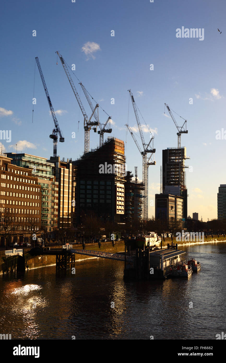 Cantieri edili e gru a torre su Albert Embankment vicino al Tamigi, visti da Lambeth Bridge, Londra, Inghilterra Regno Unito Foto Stock