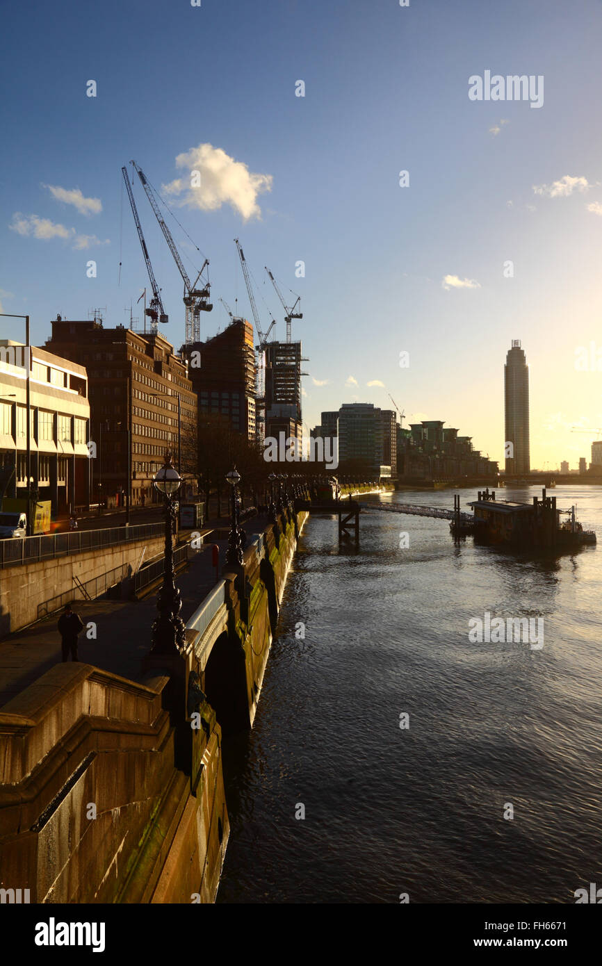 Siti di costruzione e gru su Albert Embankment accanto al fiume Tamigi, visto da di Lambeth Bridge, London, England Regno Unito Foto Stock