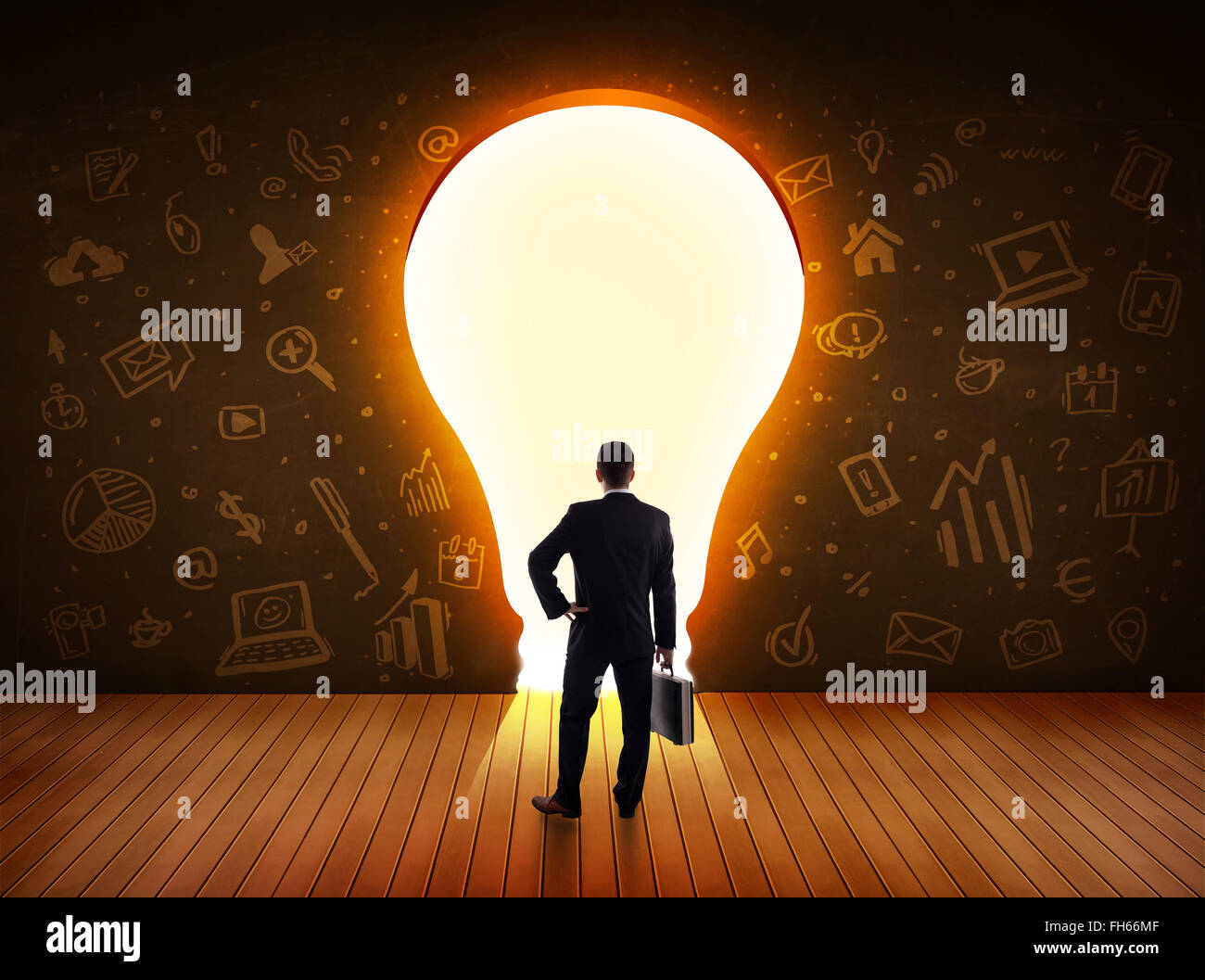 Business man guardando alla luce brillante lampadina nella parete Foto Stock