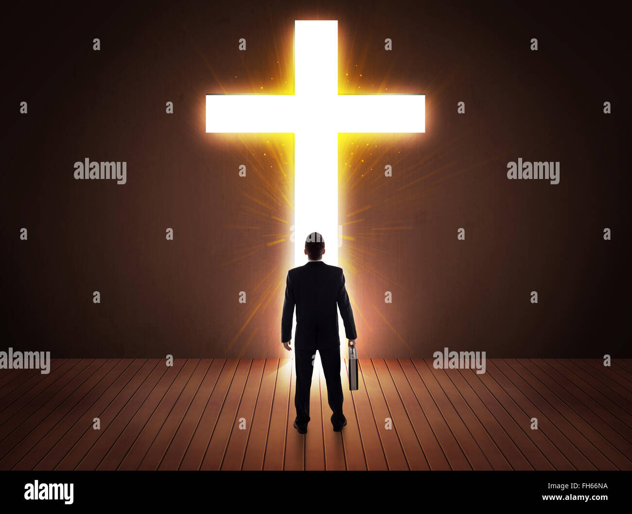 Uomo che guarda un luminoso segno a forma di croce Foto Stock