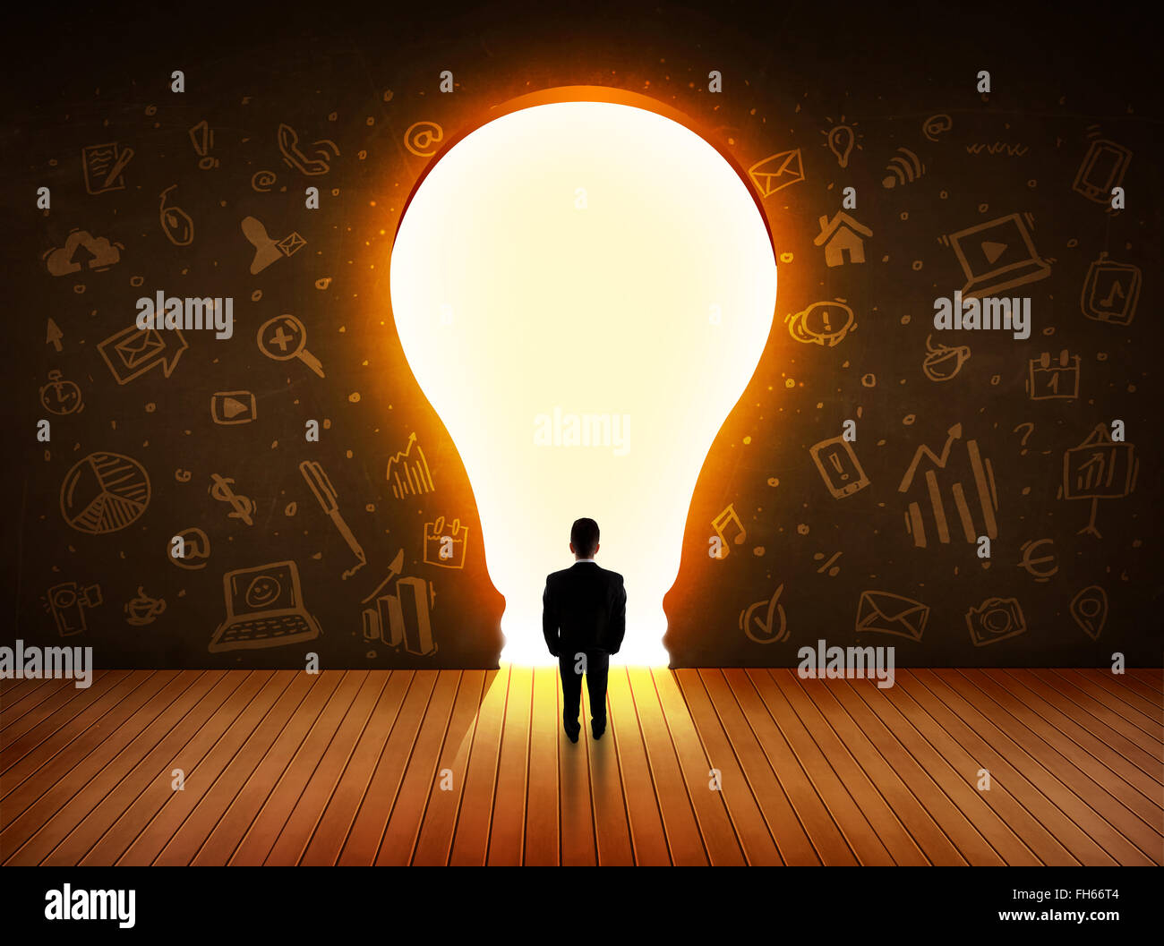 Business man guardando alla luce brillante lampadina nella parete Foto Stock