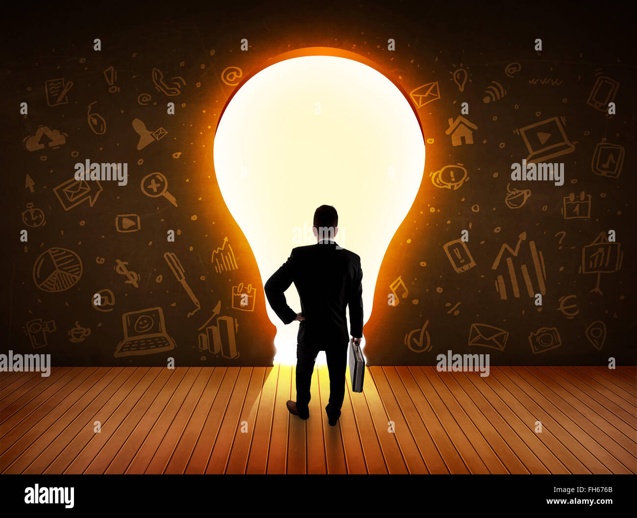 Business man guardando alla luce brillante lampadina nella parete Foto Stock