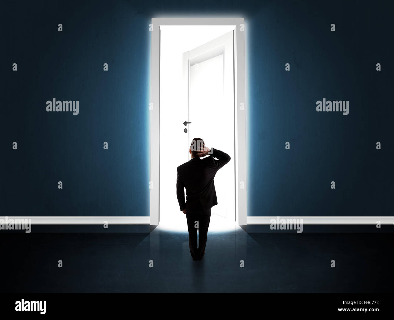 Business man guardando grandi luminose porta aperta Foto Stock