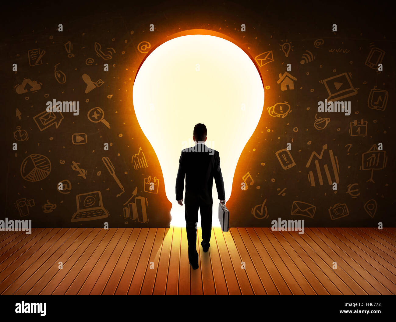 Business man guardando alla luce brillante lampadina nella parete Foto Stock