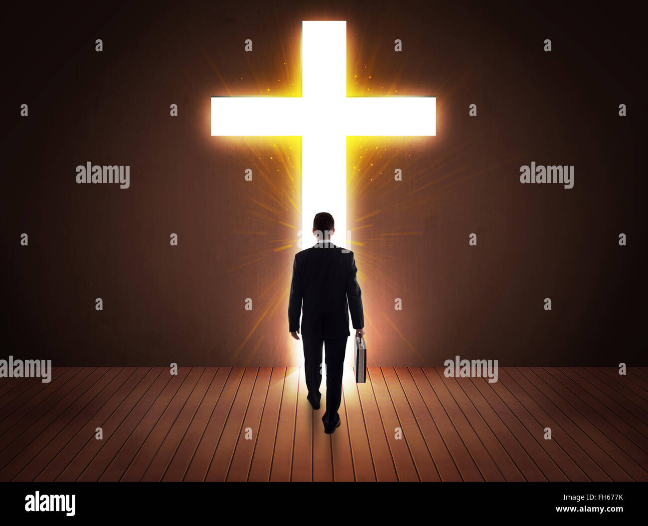 Uomo che guarda un luminoso segno a forma di croce Foto Stock