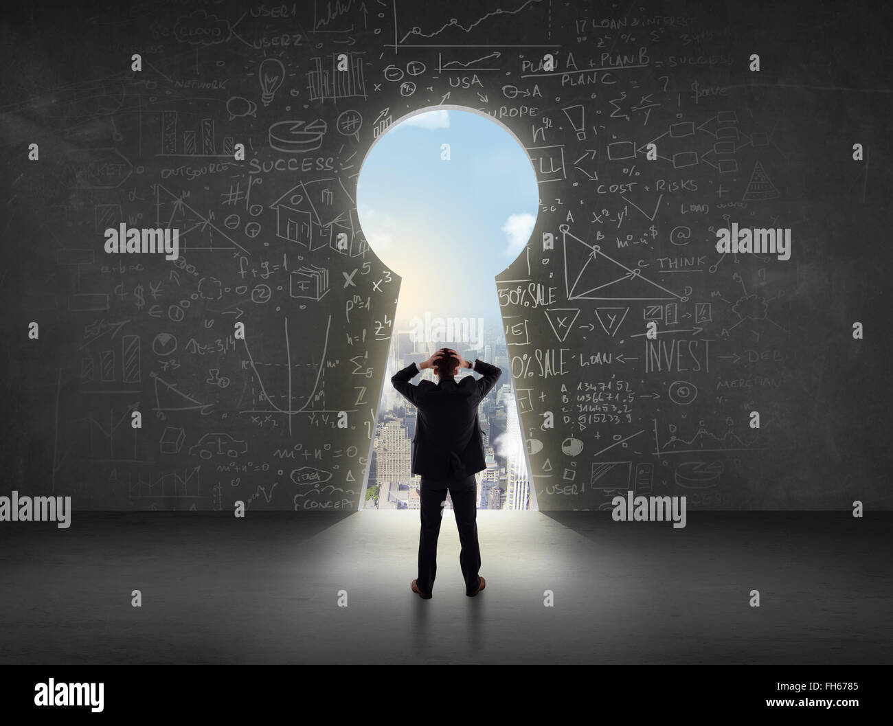 Business man guardando a toppa di chiave con un luminoso paesaggio concetto Foto Stock