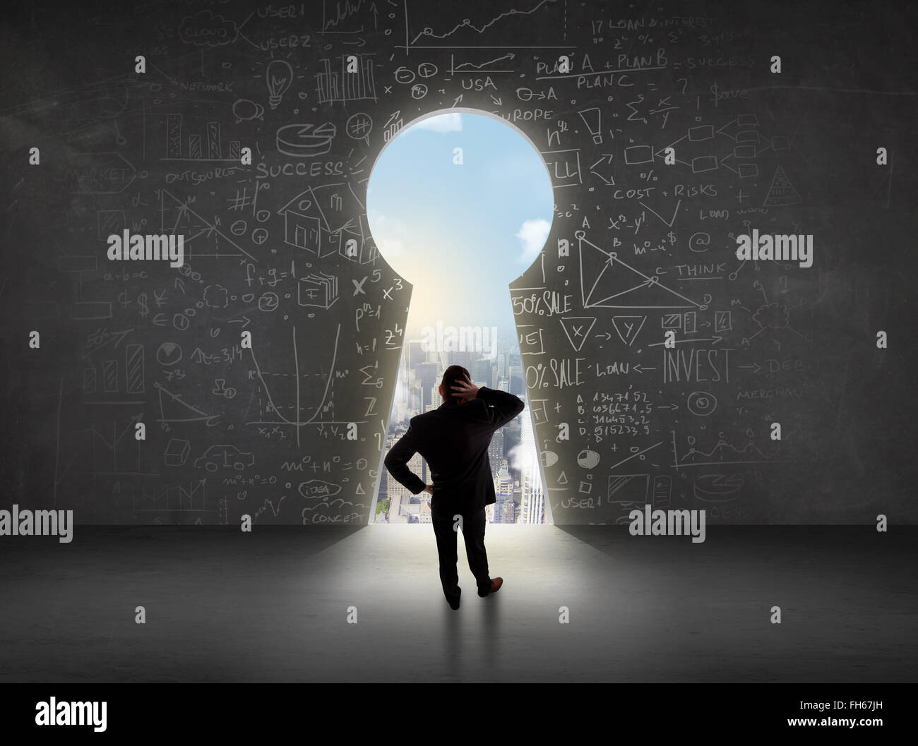 Business man guardando a toppa di chiave con un luminoso paesaggio concetto Foto Stock