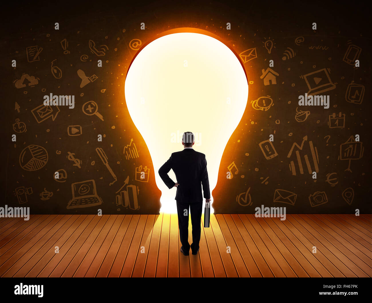 Business man guardando alla luce brillante lampadina nella parete Foto Stock